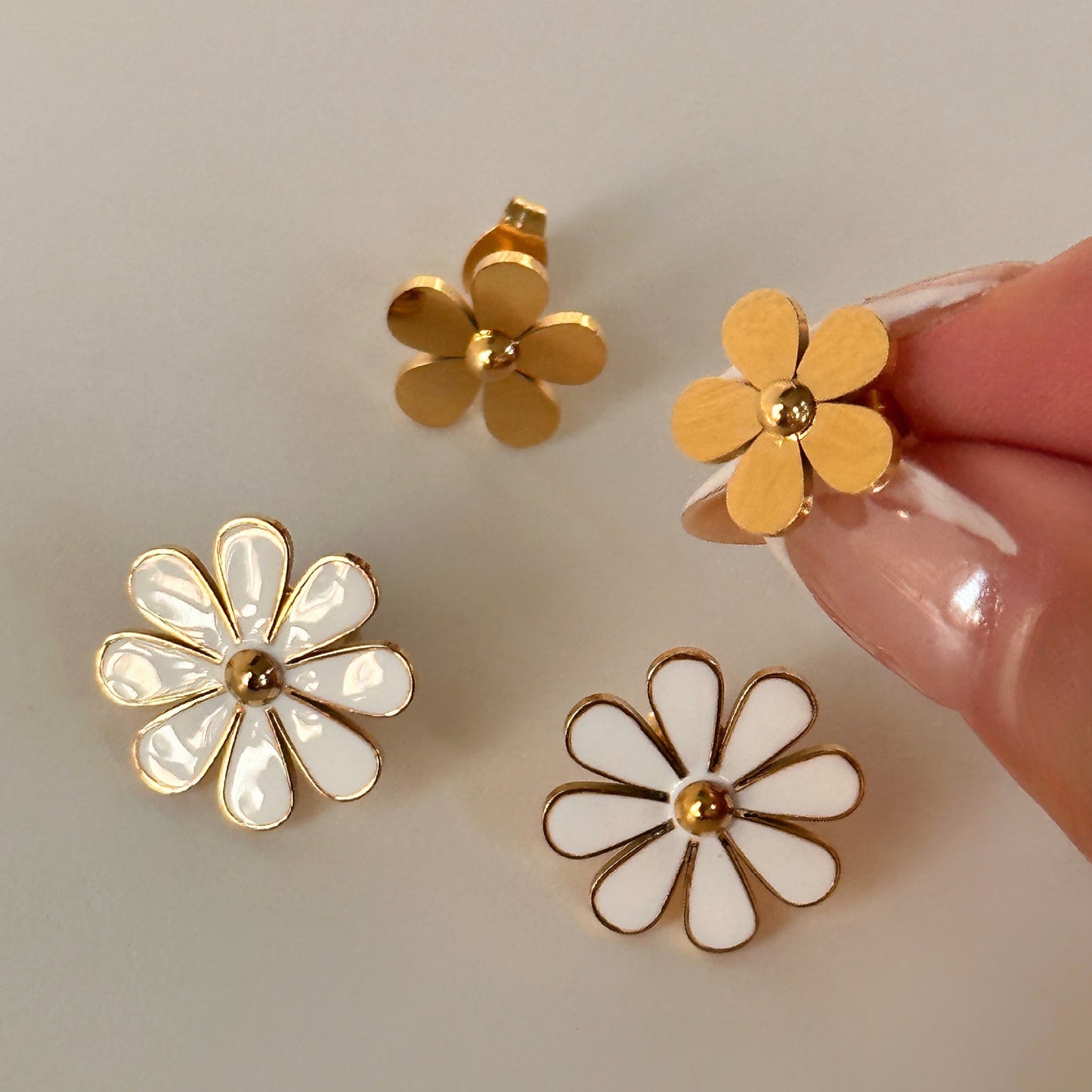 Women's Fashion White Flower Earrings