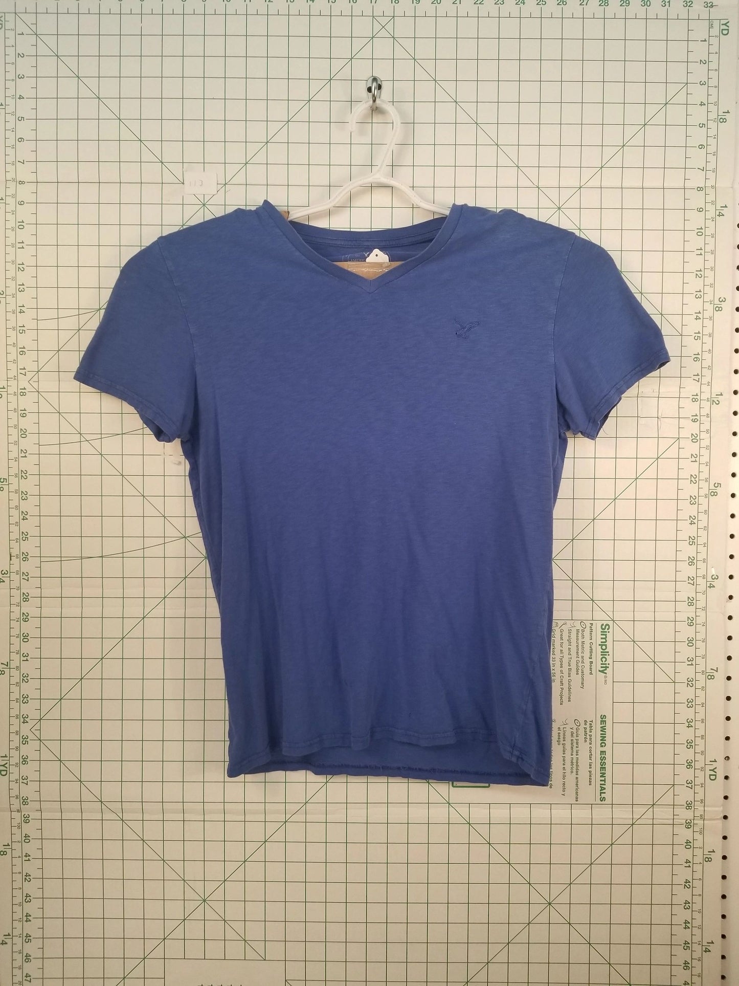 American Eagle V-Neck Tee Medium