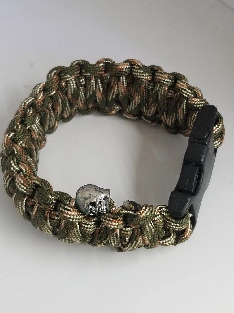 Paracord Bracelet With Skull Charm